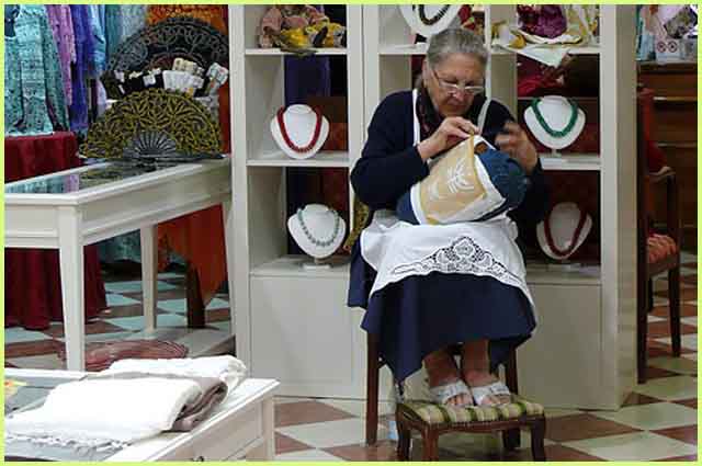 Anciana bordando encaje artesanalmente en Burano