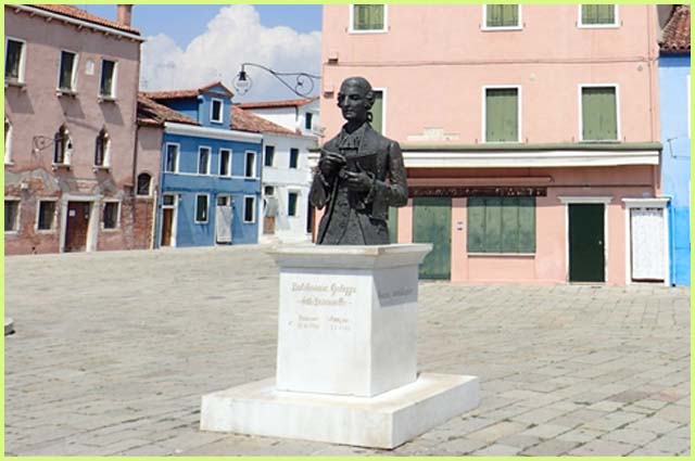 Estatua de Baldassare Galuppi en la plaza de Burano