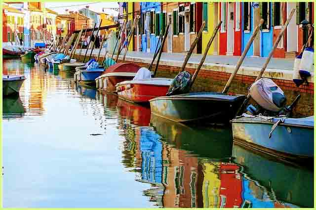 Coloridas casas reflejadas en las aguas de Burano
