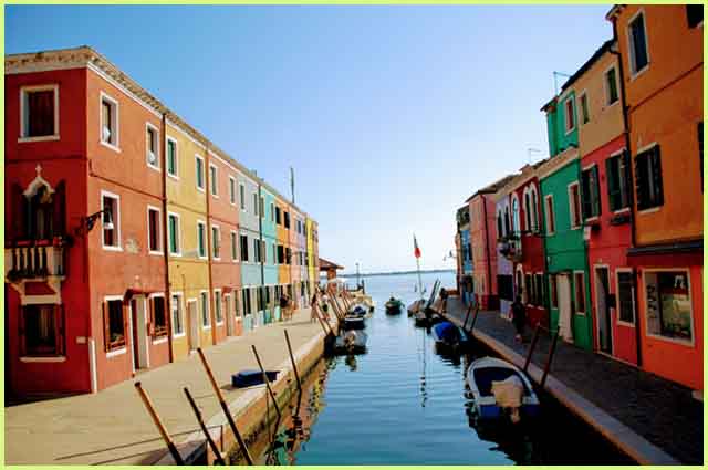 Vistas de la laguna de Venecia desde el Puente Tre Ponti de Burano